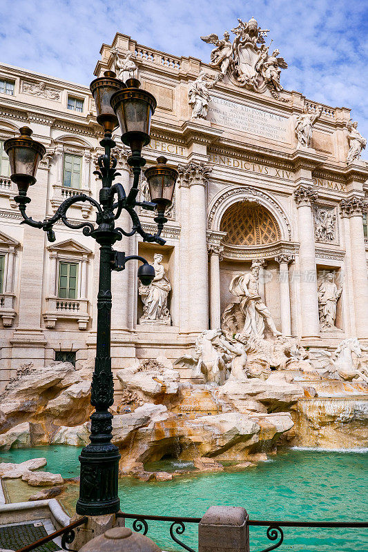 特莱维喷泉(Trevi Fountain)在巴洛克风格的罗马市中心，它的正面暗示着庄严